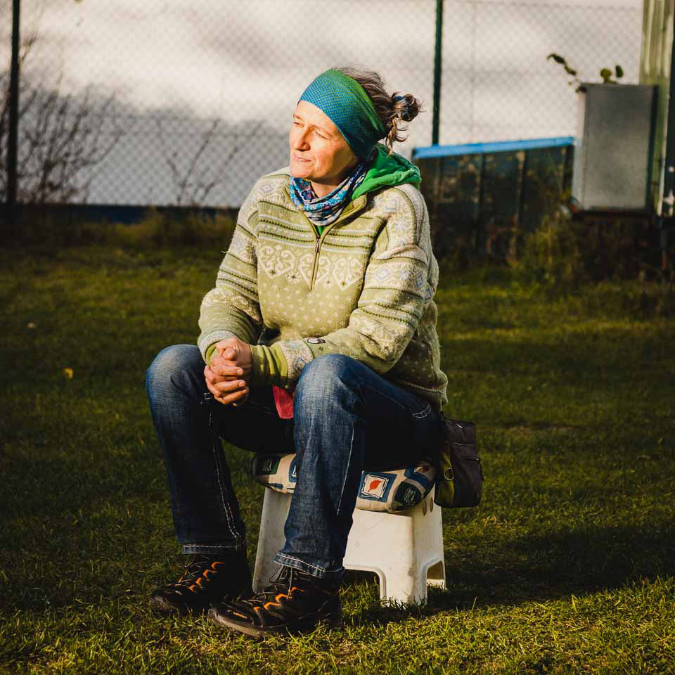 Andie sitzt beim Training auf einem Hocker auf der Wiese